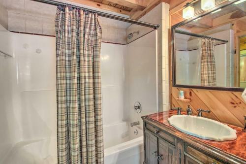 Waterfront Log Cabin With Hot Tub And Fire Pit!