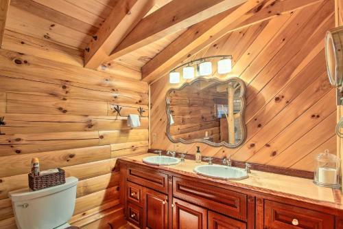 Waterfront Log Cabin With Hot Tub And Fire Pit!