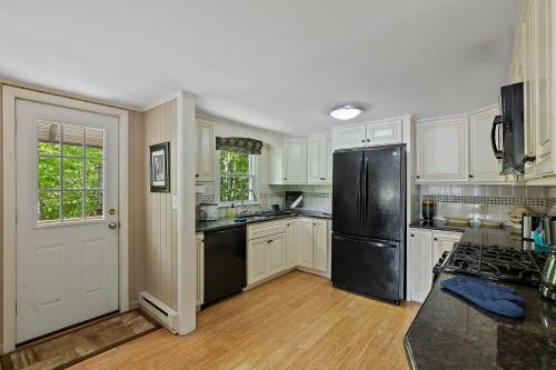 Shaws Pond Lakefront Retreat!