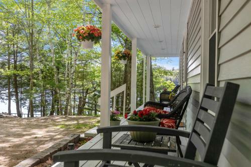 Shaws Pond Lakefront Retreat!