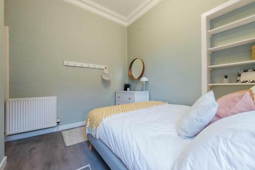 Stylish Stirling Apartment - Free Parking