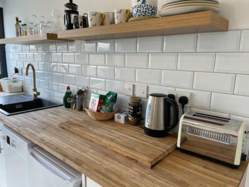 Light Airy Detached Annex 2 Min Walk Train Station
