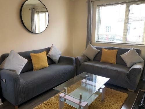 Beautiful 3 Bed Entire House Hosted By Dam