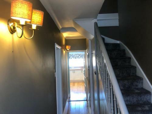 Beautiful 3 Bed Entire House Hosted By Dam