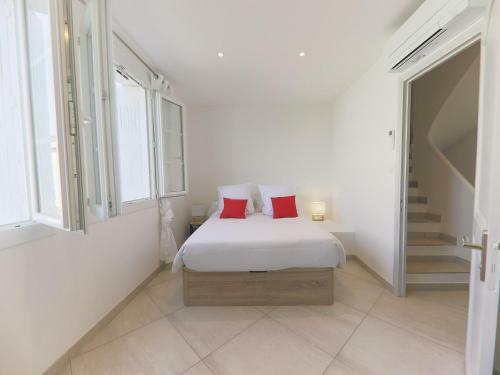 Superb Holiday Home In Port Grimaud With Jetty