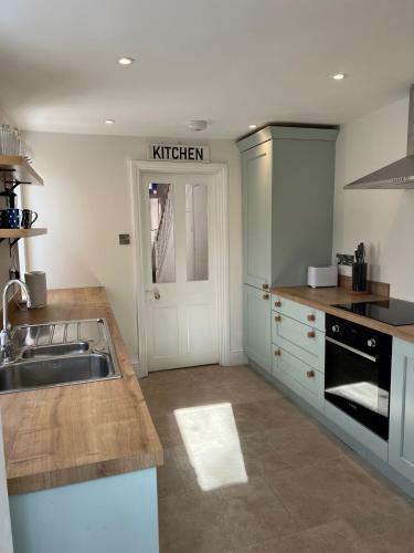 Teignmouth Seaside House With Garden