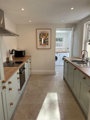 Teignmouth Seaside House With Garden