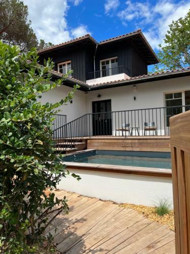 Chaleureuse Villa Avec 5 Chambres & Piscine