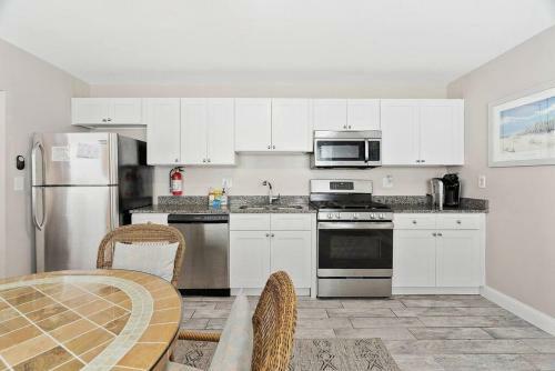Bright Cozy 2 Blocks To The Beach Parking
