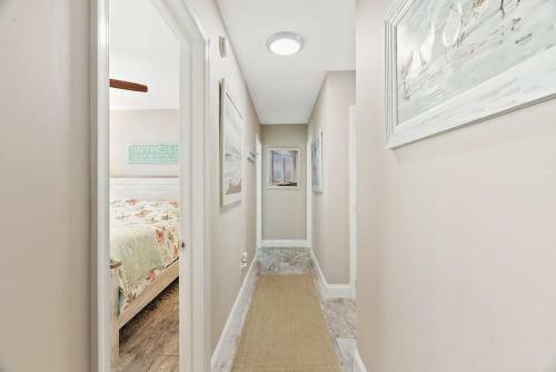 Bright Cozy 2 Blocks To The Beach Parking