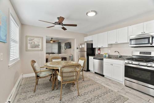 Bright Cozy 2 Blocks To The Beach Parking