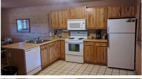 Entire Charming Cabin With Lake And Mountain View