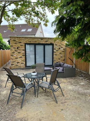 Modern Studio With Parking In Private Garden