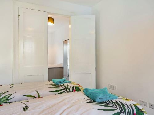 Lovely Villa 1 Double, 1 Double Sofa, 6 Single, And 1bunk Bed