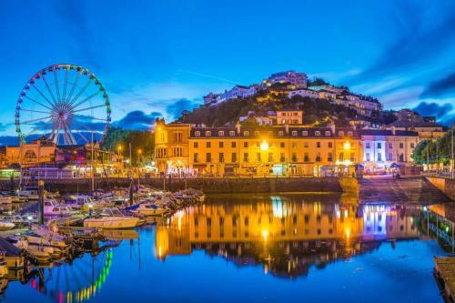 Cosy Harbourside Inn