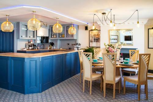 Cosy Harbourside Inn