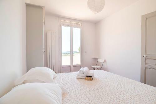 Bright 100 M With Terrace And Sea View