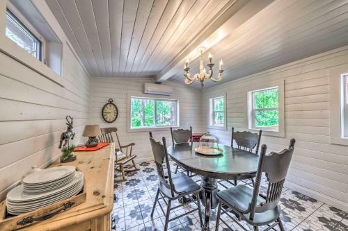 Quaint Riverfront Cabin Walk To Midtown!