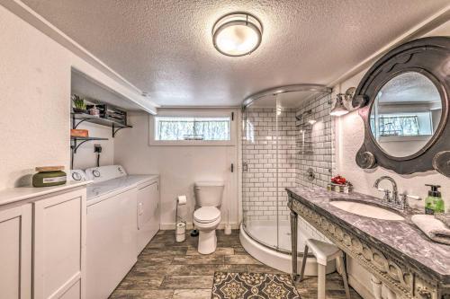 Quaint Riverfront Cabin Walk To Midtown!