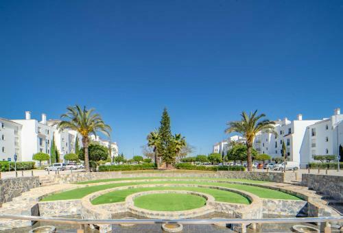 Bright Apartment With Pool Views - Ba811