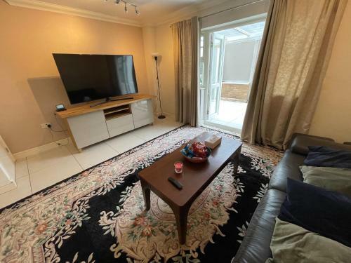 Cheerful 3 Bedroom Home With Free Parking