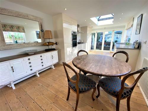 Moonstone Cottage, Moments From The Beach