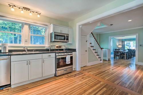 Downtown Retreat With Grill, Fire Pit And Wet Bar