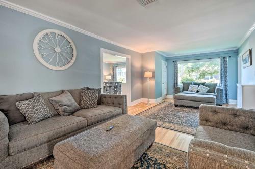 Downtown Retreat With Grill, Fire Pit And Wet Bar