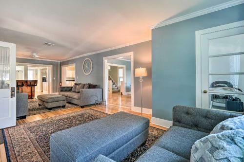 Downtown Retreat With Grill, Fire Pit And Wet Bar