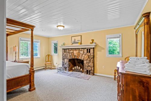 Five Chimneys Lake House