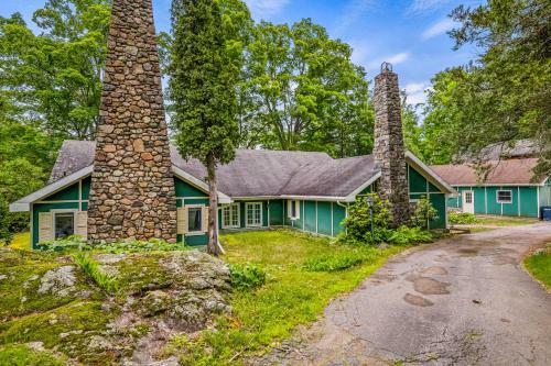 Five Chimneys Lake House