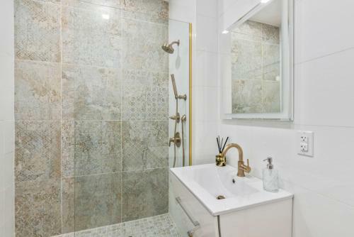 Apartamento Maison Bella - Modern Studio W Charming Juliet Balcony