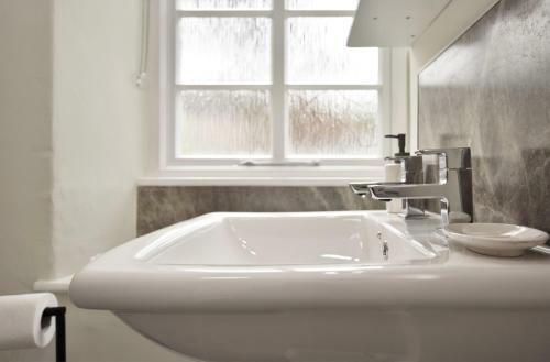 Dove Cottage - Sleeps 6 Near Cartmel