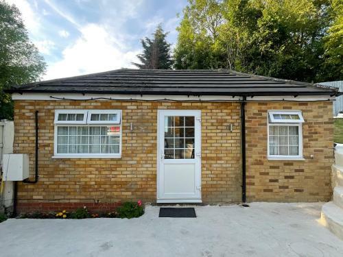 Hostal Cosy Studio Flat With Patio & Parking On Site