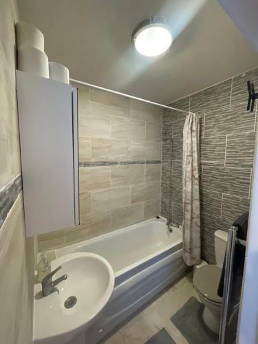 Hostal Cosy Studio Flat With Patio & Parking On Site