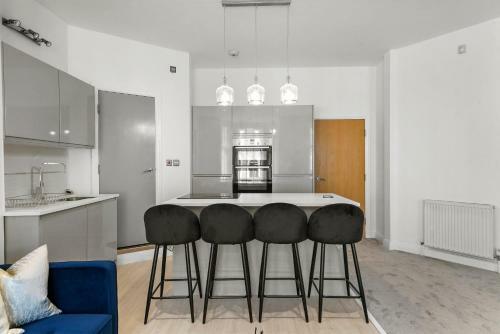 The Hamptons Apartment + Underground Spa Bathroom