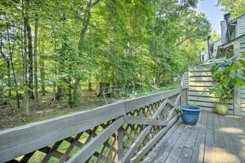 Tree-lined Durham Townhome Close To Parks!