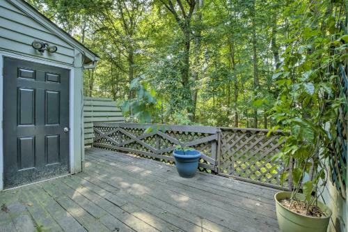 Tree-lined Durham Townhome Close To Parks!