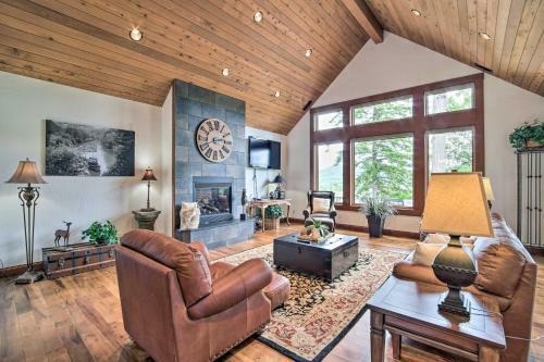 Luxe Coos Bay Escape With Patio And River Views!