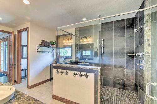 Luxe Coos Bay Escape With Patio And River Views!