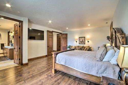 Luxe Coos Bay Escape With Patio And River Views!