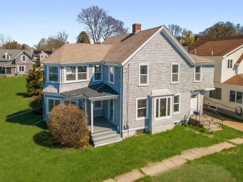 Spacious Coastal Tiverton Waterfront Getaway Cottage