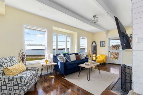 Spacious Coastal Tiverton Waterfront Getaway Cottage