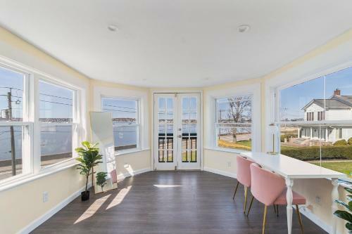 Spacious Coastal Tiverton Waterfront Getaway Cottage