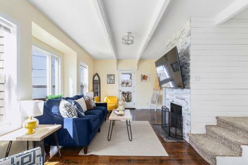 Spacious Coastal Tiverton Waterfront Getaway Cottage