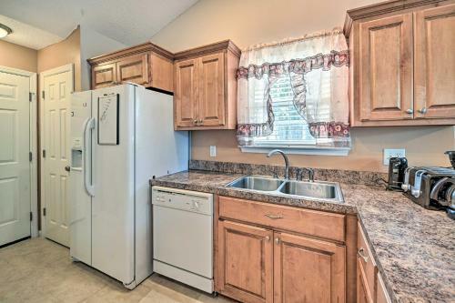Conway Home With Yard Less Than 20 Mi To Myrtle Beach!