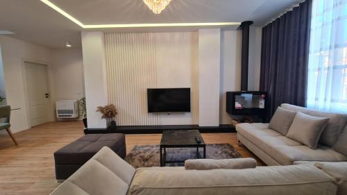 Tam Komuna E Parisit Luxury Apartment W/ Terrace