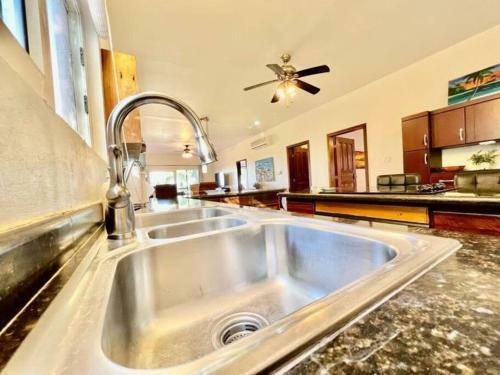 Apartamento Views 2b @sunset Estates, West End