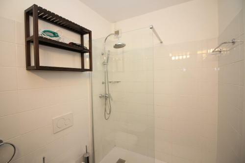 Santi Apartment Few Min From Lake - Happy Rentals
