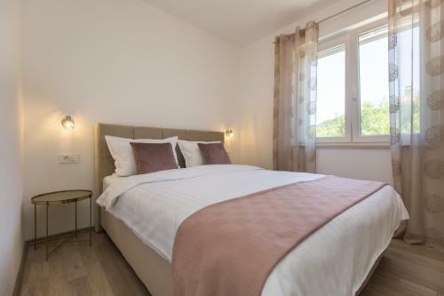 Apartment Mirna With Swimming Pool